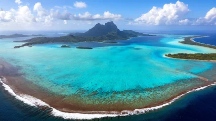 Deurstickers Bora Bora, Frans Polynesië Luchtfoto van het eiland Bora Bora en de lagune