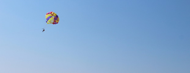 Paracadute in volo nel cielo azzurro