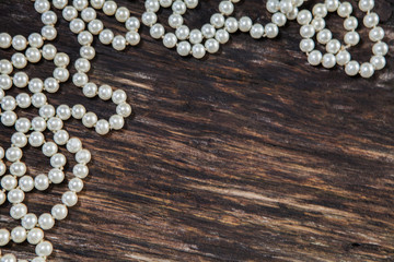 perle et fond de bois © auryndrikson