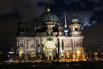 Fototapeta na wymiar Berliner Dom bei Nacht mit Fernsehturm im Hintergrund