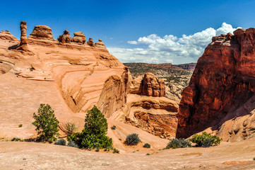 Fototapeta premium Steep Drop Into a Canyon of Red Sandstone in Arches National Park of Utah