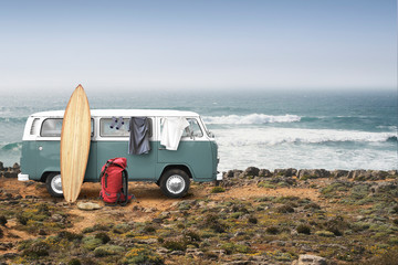 Toeristenkamp met tassen, surfplank en auto op de oceaan