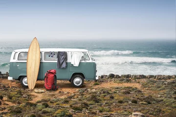 Crédence de cuisine en verre imprimé Plage de Camps Bay, Le Cap, Afrique du Sud Camp touristique avec sacs, planche de surf et voiture sur l& 39 océan