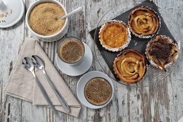 caffè e latte con pasticcini dall'alto
