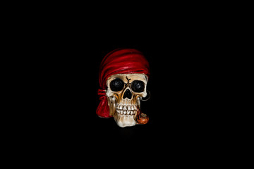 Totenkopf Pirat mit rotem Kopftuch und Pfeife