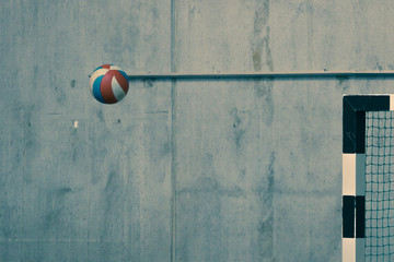 ballon de volley-ball en plein vol