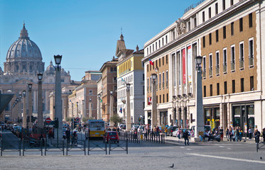 Obraz premium Niedaleko Watykanu kopuła Bazyliki Świętego Piotra w Rzymie