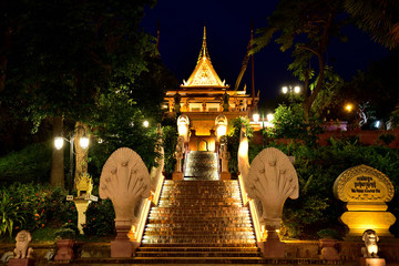 Das beleuchtete Kloster Wat Phnom 