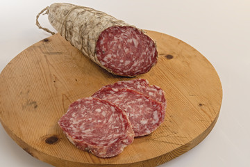 salame tagliato su tagliere di legno