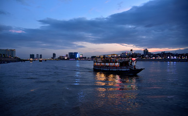 Eine Schiffahrt auf dem Mekong bei Phnom Penh