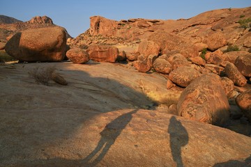 Schatten von Wanderern auf der Farm Ameib (Bull`s Party) im Erongo Gebirge auf Ameib (Namibia)