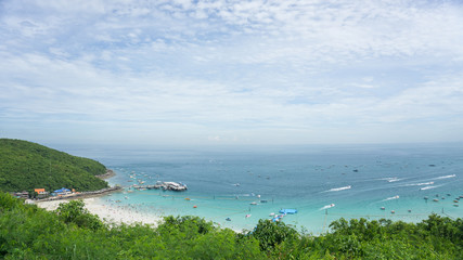 Obraz premium Sea view tropical beach with sunny sky on TAWAN baach of KHOALAN island,PATTAYA THAILAND.