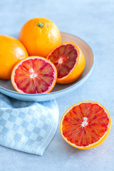 Blutorangen auf einem hellen Hintergrund