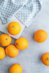 Orangen / Blutorangen auf einem hellen Hintergrund