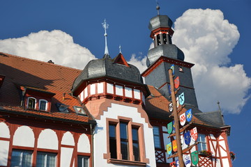 Obraz premium Das historische Fachwerk-Rathaus im Zentrum von Lorsch, Hessen, mit Zunftbaum