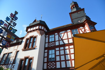 Das historische Fachwerk-Rathaus im Zentrum von Lorsch, Hessen, mit Zunftbaum