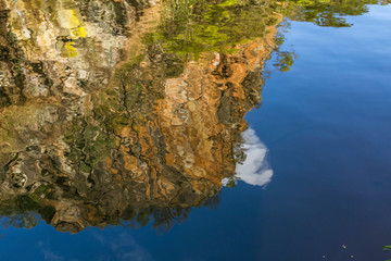Reflexo de morro em piscina natural de Casa Branca, estado de Minas Gerais, Brasil