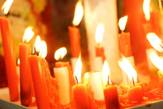 Velas encendidas en altar