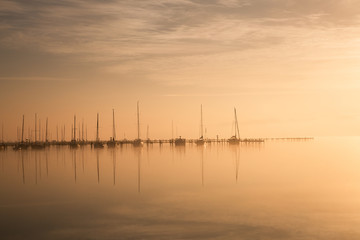Fototapeta na wymiar Morgenstimmung mit Booten am Meer