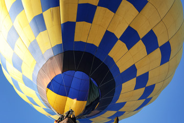 Obraz premium Beautiful view of hot air balloon in blue sky, closeup