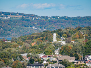 Naklejka premium Afternoon sunny view of Levis city, church with fall color