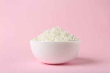 Obraz na płótnie Canvas Bowl of boiled rice on color background