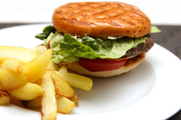 Cheeseburger with fries