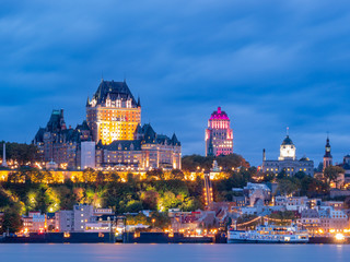 Naklejka premium Nocny widok na panoramę miasta Quebec z Fairmont Le Château Frontenac