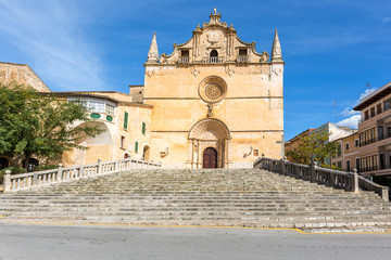 Fototapeta na wymiar Langer Treppenaufstieg zur mediterranen Kathedrale bei strahlend blauem Himmel