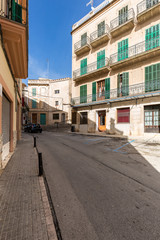 Fototapeta na wymiar Eine leere, verwinkelte, mediterrane Gasse auf Mallorca