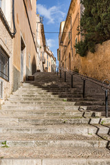 Eine enge mediterrane Treppengasse führt Aufwärts