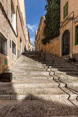 Eine enge mediterrane Treppengasse führt Aufwärts