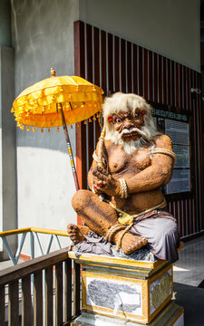 Deuses divindades estatuas