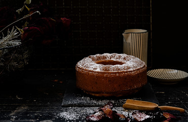 Kleiner Kuchen auf dunklem Untergrund