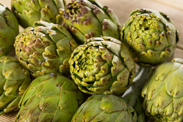 Obraz premium Artichokes on wooden table