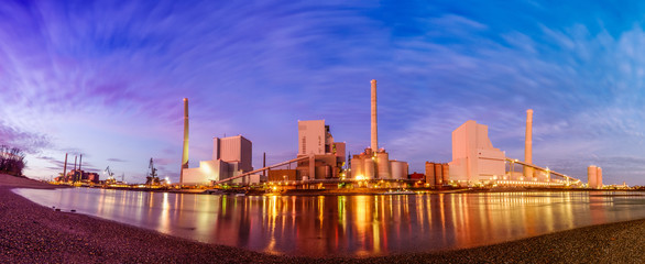 Fototapeta na wymiar Großes Kohlekraftwerk das direkt am Rhein in Mannheim liegt