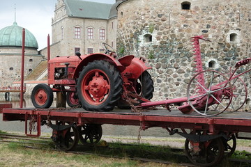 Alter Traktor am Schloss Vadstena
