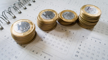 Currencies of 1 real on calendar