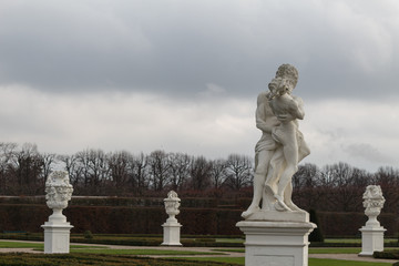 Obraz premium herrenhausen palace statues center winter cloudy zeus