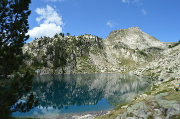 Fototapeta na wymiar lac montagne