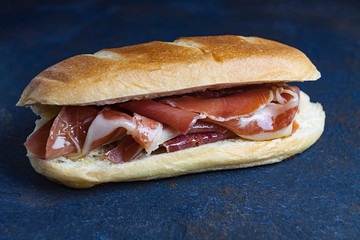 BOCADILLO CON JAMÓN SERRANO ESPAÑOL TRADICIONAL CON PAN BLANCO