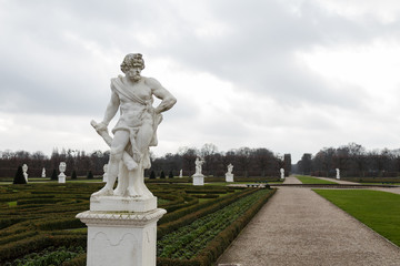 Obraz premium herrenhausen palace statue of hercules in winter cloudy sky