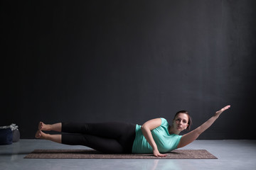 woman working out her side body doing side plank variation