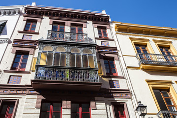 Fototapeta na wymiar Hausfasade in Triana, Sevilla mit Balkon