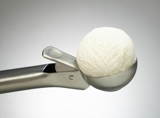 STAINLESS STEEL ICE CREAM SCOOP WITH ICE CREAM