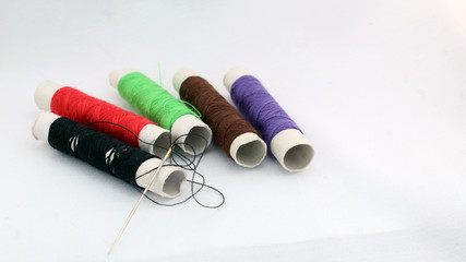 Pequeño kit de costura para emergencias, con hilos y agujas, básico para coser 