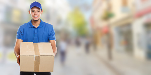 Paket Versand Postbote Post Lieferung liefern Paketzusteller Paketdienst Beruf Mann Latino Stadt...