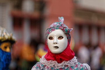 Regard d'un beau masque blanc pendant le défilé du carnaval de Cayenne en Guyane française