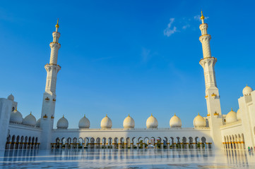 Fototapeta na wymiar The grand and magnificent Sheikh Zayed mosque in Abu Dhabi UAE