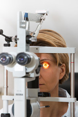 Augenuntersuchung an der Spaltlampe mit weiblichem Patienten